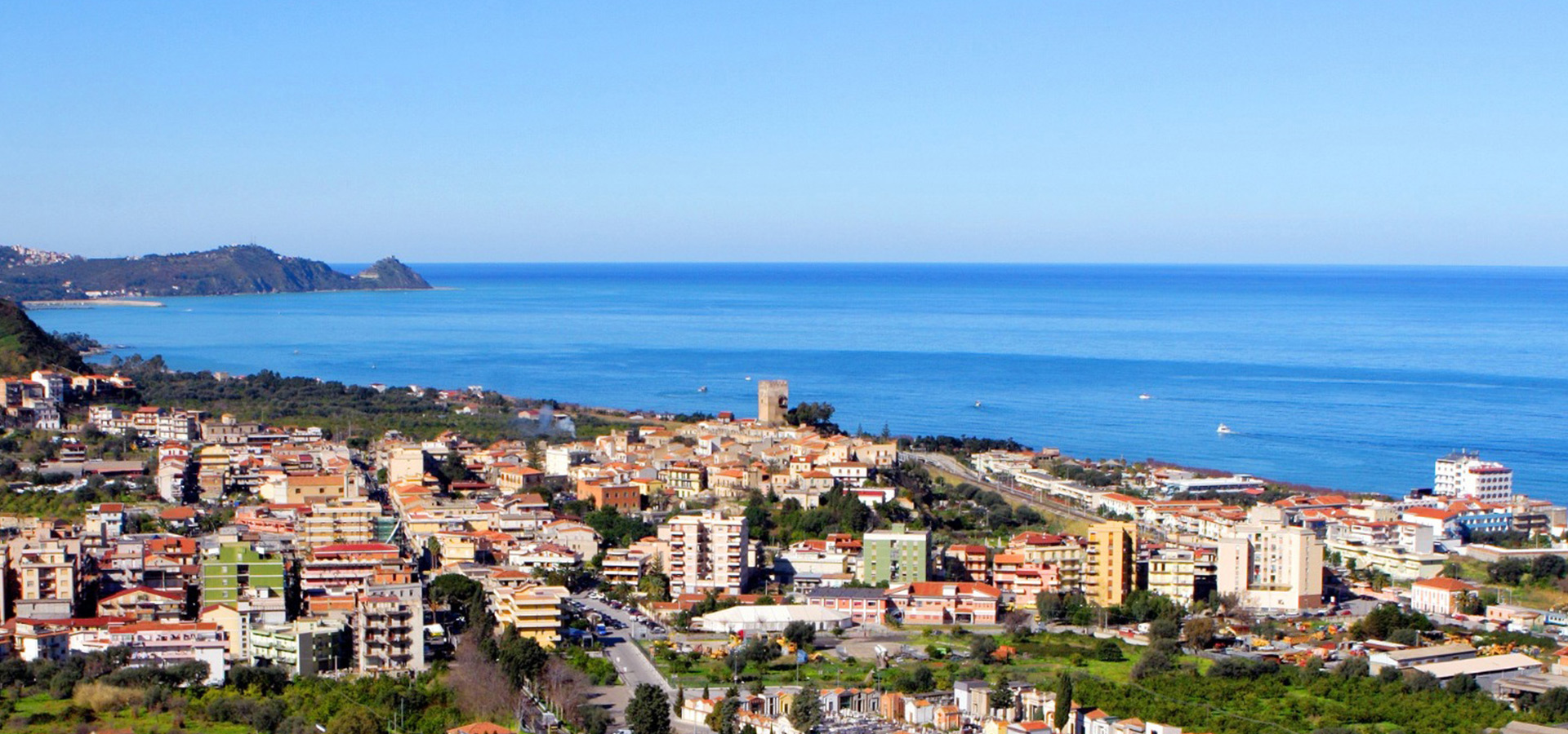 panorama di brolo con il castello