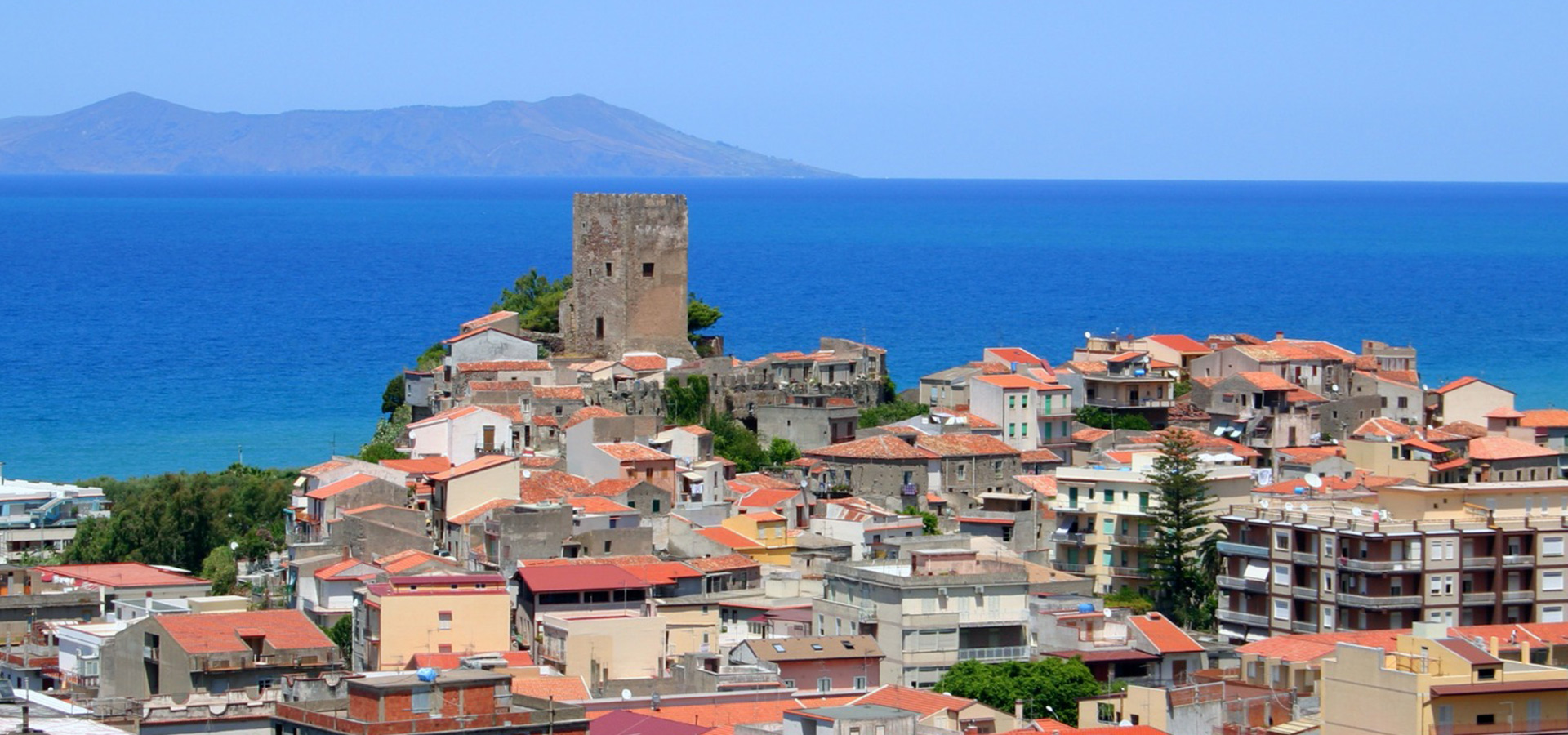 castello e panorama di brolo